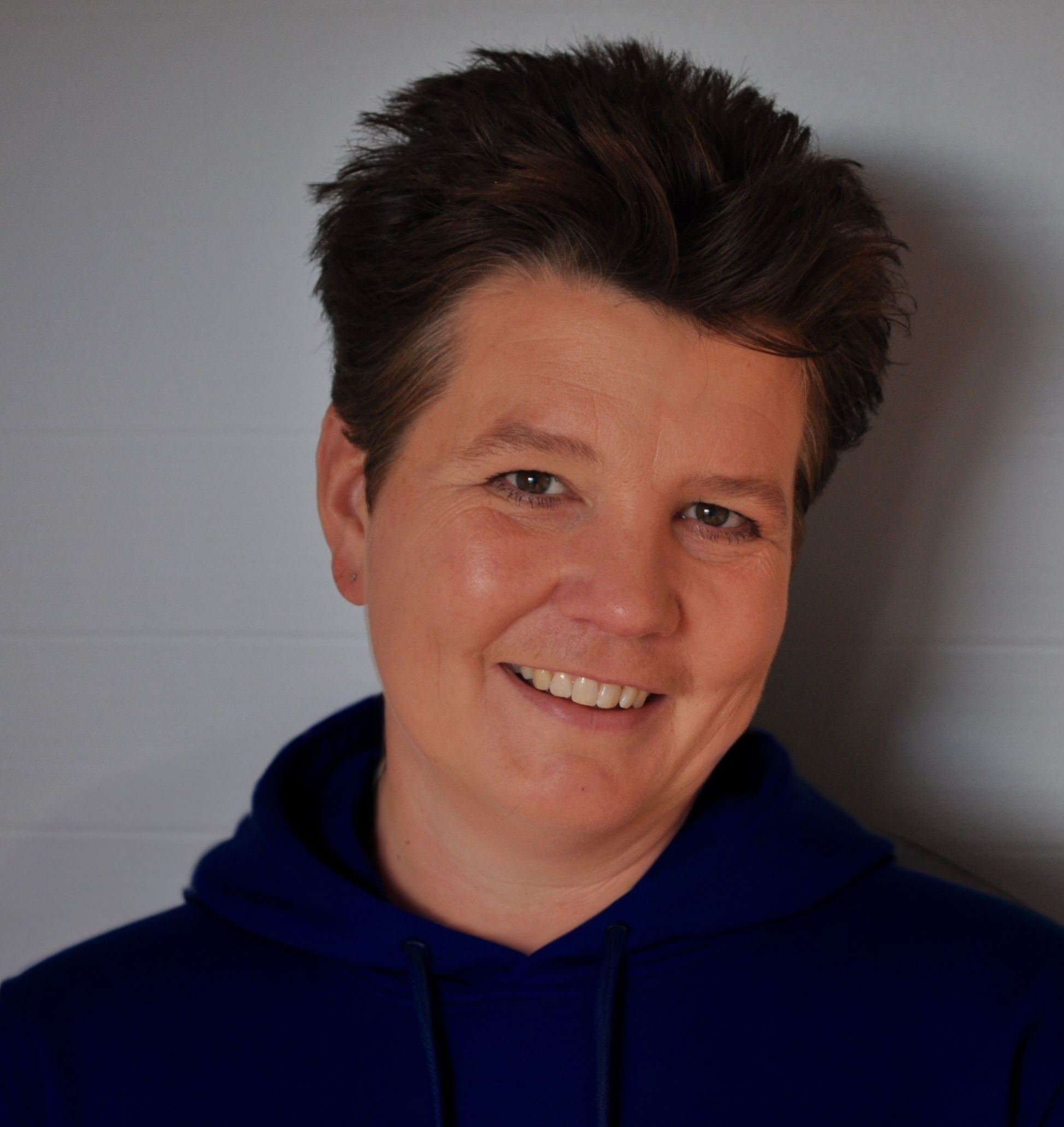 heidi_darkblue_hoodie_cut